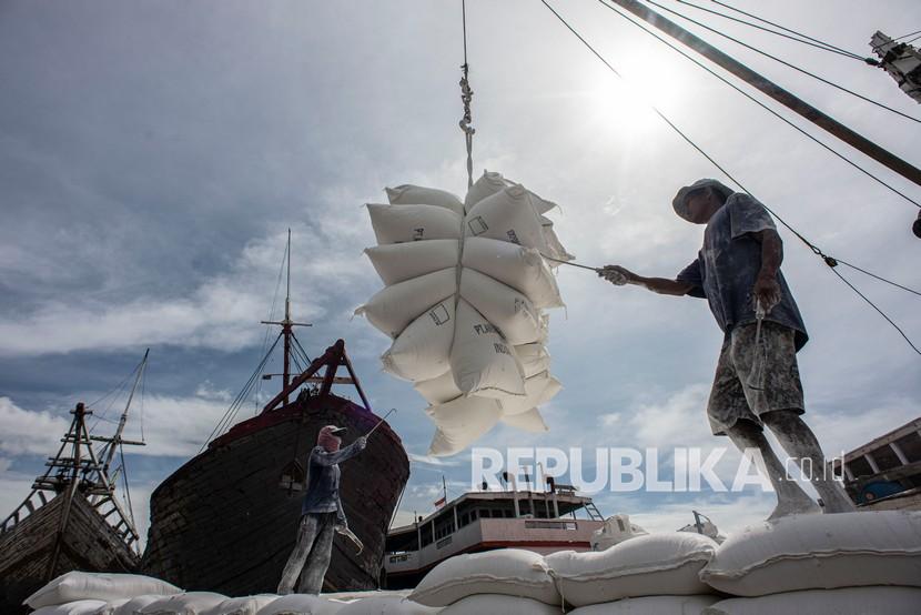 Pekerja melakukan bongkar muat tepung di Pelabuhan Sunda Kelapa, Jakarta, Senin (7/2/2022). Perang Rusia dan Ukraina diprediksi bakal berdampak pada kenaikan harga gandum dunia. 