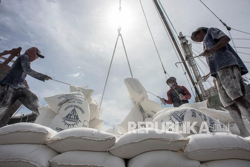 Pekerja melakukan bongkar muat tepung di Pelabuhan Sunda Kelapa, Jakarta, Senin (7/2/2022). Badan Pusat Statik (BPS) mencatat ekonomi Indonesia tahun 2021 tumbuh sebesar 3,69 persen, lebih tinggi dibanding capaian tahun 2020 yang mengalami kontraksi pertumbuhan sebesar 2,07 persen. 