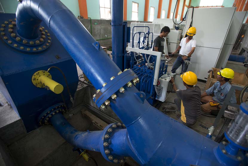 Pekerja melakukan instalasi turbin di Pembangkit Listrik Tenaga Mini Hidro (PLTMH) Segara di Desa Bentek, Gondang, Lombok Utara, NTB, Senin (8/12).