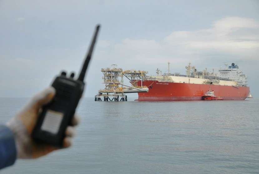 Pekerja melakukan komunikasi berlatarbelakang Kapal PGN Floating Storage Regatification Unit (FSRU) Lampung yang berada di kawasan perairan Selat Sunda, Lampung, Sabtu (10/5)
