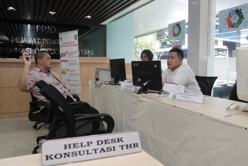 Pekerja melakukan konsultasi di Posko Pengaduan THR Online di Kantor Kementerian Ketenagakerjaan di Jakarta, Selasa (21/5/2019).