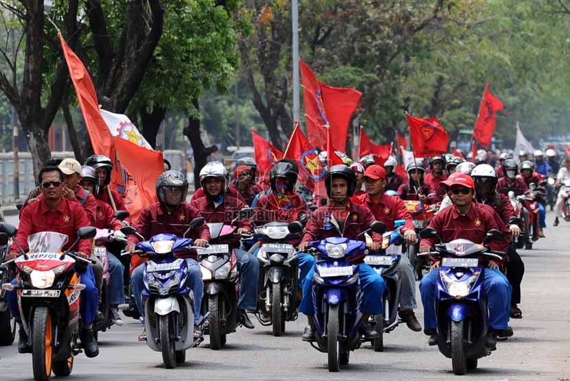   Pekerja melakukan konvoi saat sweeping dalam unjuk rasa gabungan dari Federasi Serikat Pekerja Metal Indonesia (FSPMI), Asosiasi Pekerja Indonesia (Aspek), Konfederasi Serikat Pekerja Indonesia (KSPI), dan organisasi buruh lainnya di Kawasan Industri Pul