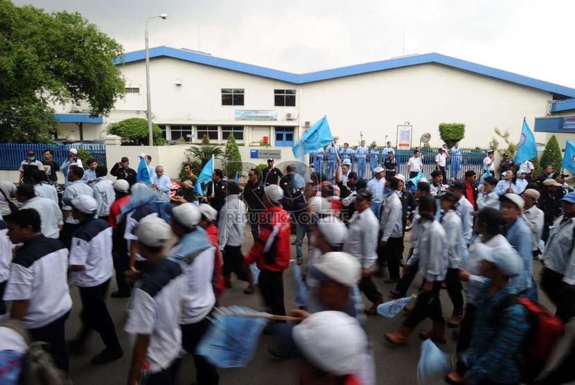   Pekerja melakukan longmarch saat mogok kerja dalam unjuk rasa gabungan dari Federasi Serikat Pekerja Metal Indonesia (FSPMI), Asosiasi Pekerja Indonesia (Aspek), Konfederasi Serikat Pekerja Indonesia (KSPI), dan organisasi buruh lainnya di Kawasan Indust