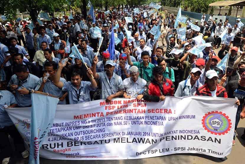   Pekerja melakukan longmarch saat mogok kerja dalam unjuk rasa gabungan dari Federasi Serikat Pekerja Metal Indonesia (FSPMI), Asosiasi Pekerja Indonesia (Aspek), Konfederasi Serikat Pekerja Indonesia (KSPI), dan organisasi buruh lainnya di Kawasan Indust