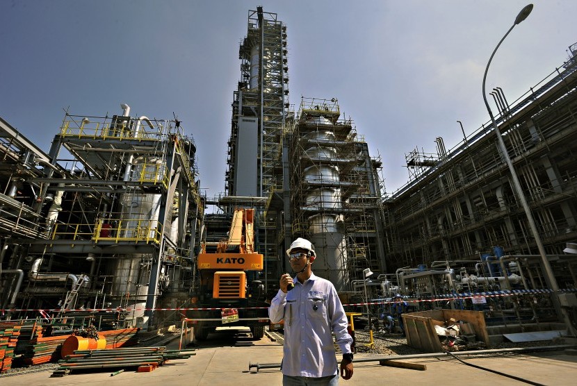 Pekerja melakukan monitoring pembangunan pabrik Polyethylene (PE) baru berkapasitas 400 ribu ton per tahun di kompleks petrokimia terpadu PT Chandra Asri Petrochemical Tbk (CAP) di Cilegon, Banten, Selasa (18/6/2019).