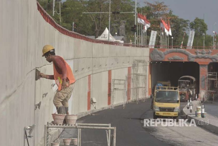 Pekerja melakukan pekerjaan tahap akhir pembangunan Underpass Simpang Tugu Ngurah Rai, Bali, Senin (27/8). Pembangunan Underpass yang terletak di sekitar kawasan Bandara Internasional I Gusti Ngurah Rai itu telah mencapai 99 persen dan ditargetkan selesai pada akhir bulan Agustus 2018