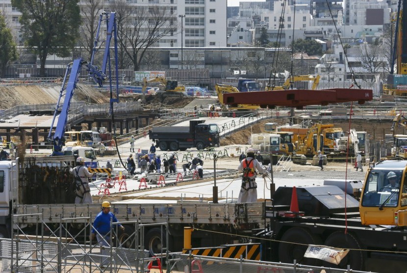 Pekerja melakukan pembangunan Stadion Nasional baru di Tokyo, Jepang. Stadion ini akan menjadi arena utama untuk pembukaan dan penutupan Olimpiade Tokyo 2020 yang diundur pada 2021..