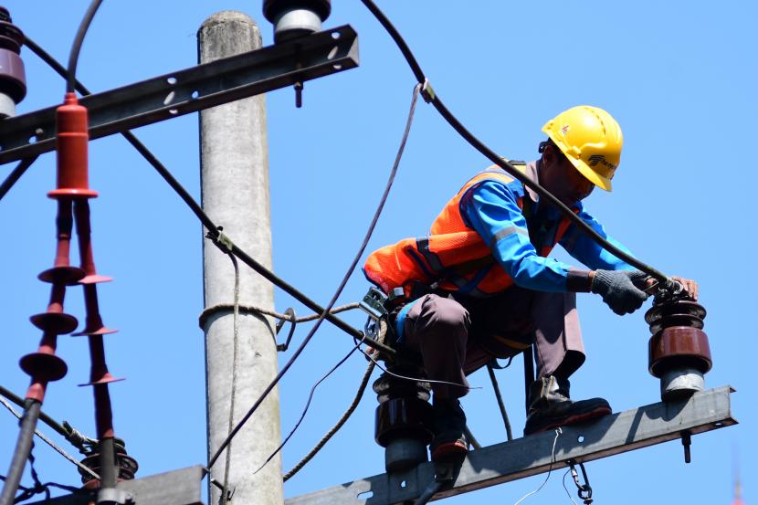 Pekerja melakukan pembenahan jaringan listrik di kawasan perkantoran di depan Balai Kota Malang, Jawa Timur, Rabu (22/6/2022). Pemerintah akan menaikkan tarif listrik kepada pelanggan rumah tangga mampu non subsidi golongan 3.500 Volt Ampere (VA) ke atas (R2 dan R3) dan golongan pemerintah (P1, P2 dan P3) mulai 1 Juli 2022. 