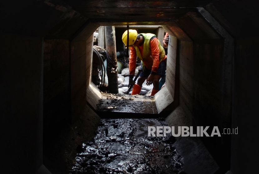 Pekerja melakukan pembuatan gorong-gorong di kawasan Mangga Besar, Jakarta, Selasa, (6/9). (Republika/ Yasin Habibi)