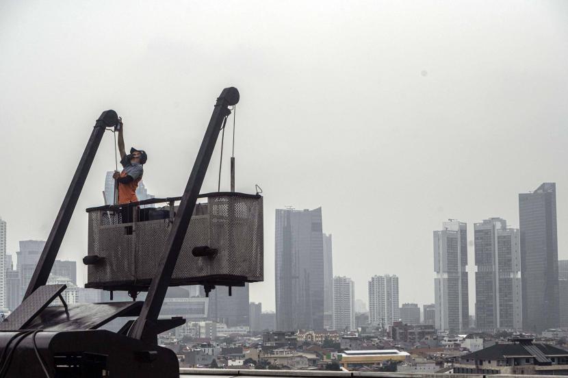 Pekerja melakukan pemeriksaan berkala gondola gedung di Jakarta, Rabu (19/10/2022). Deputi Gubernur Bank Indonesia (BI) Doni P Joewono mengatakan pihaknya akan terus mengembangkan ekonomi syariah di Indonesia.