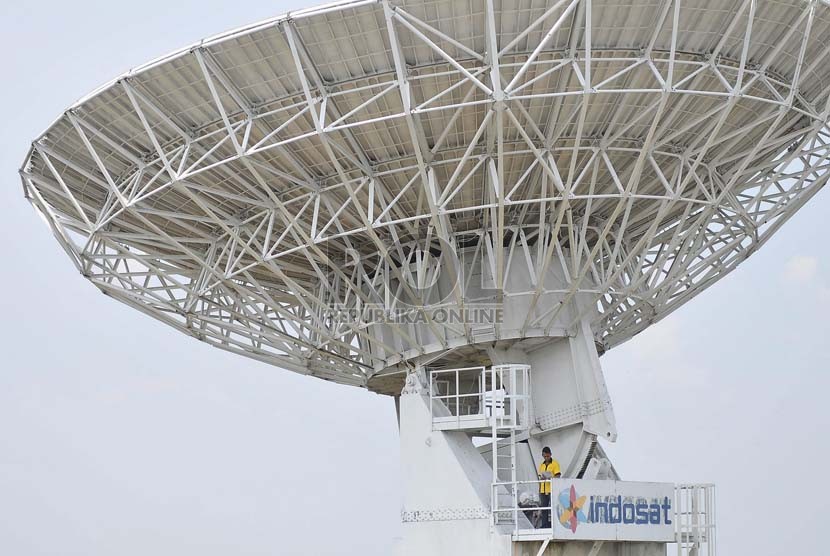 Pekerja melakukan pemeriksaan pada antena di areal Satelit Bumi Indosat Jatiluhur, Purwakarta, Jawa Barat, Jumat (8/8). (Republika/Prayogi)