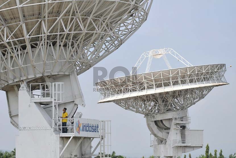 Pekerja melakukan pemeriksaan pada antena di areal Satelit Bumi Indosat Jatiluhur, Purwakarta, Jawa Barat, Jumat (8/8). (Republika/Prayogi)