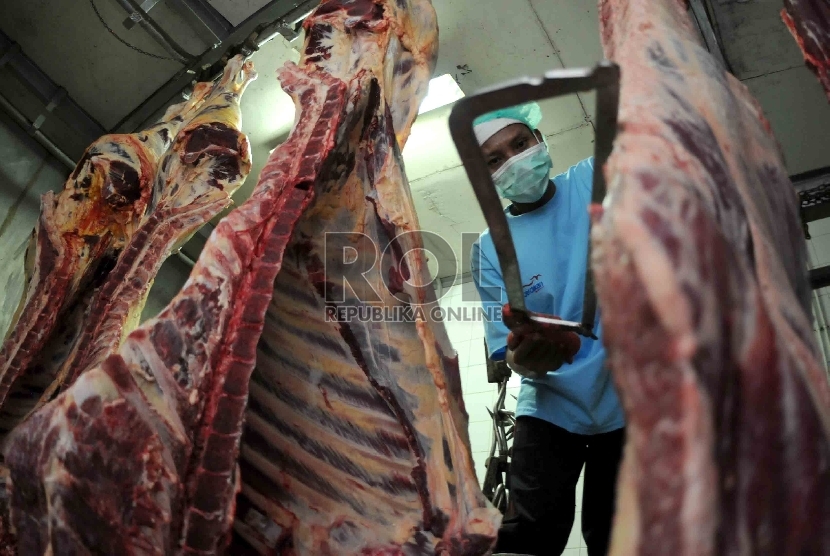 Pekerja melakukan pemotongan daging sapi di Rumah Pemotongan Hewan (RPH) milik PT Berdikari (Persero), di Desa Gandasari, Kecamatan Cibitung Barat, Bekasi, Jawa Barat (8/7).