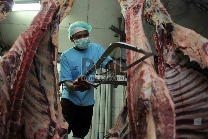 Pekerja melakukan pemotongan daging sapi di Rumah Pemotongan Hewan (RPH) milik PT Berdikari (Persero), di Desa Gandasari, Kecamatan Cibitung Barat, Bekasi, Jawa Barat (8/7).