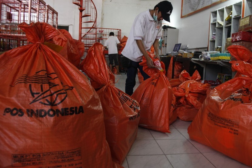 Pekerja melakukan penataan paket barang yang akan dikirim melalui PT Pos Indonesia (Persero) di Kantor Pos Besar Solo, Jawa Tengah, Sabtu (25/5/2019).