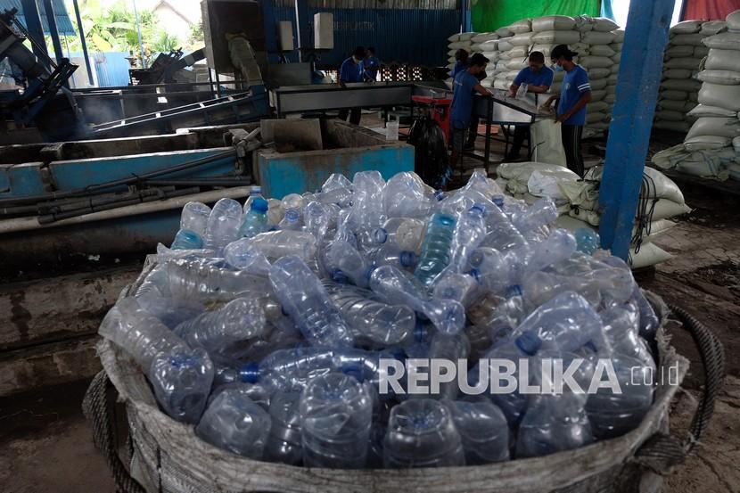 Pekerja melakukan pencacahan sampah botol plastik menggunakan mesin untuk didaur ulang  (ilustrasi)