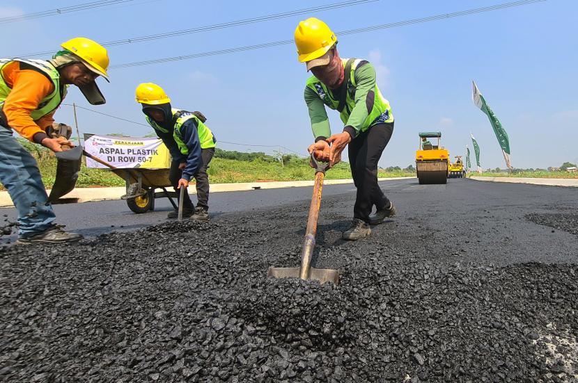 Pekerja melakukan pengaspalan jalan proyek perumahan. Presiden Joko Widodo (Jokowi) meminta agar Indonesia tak lagi mengimpor aspal dalam waktu dua tahun ke depan. Sebab, deposit aspal yang dimiliki Indonesia sangat besar yakni mencapai 662 juta ton di Pulau Buton, Sulawesi Tenggara.