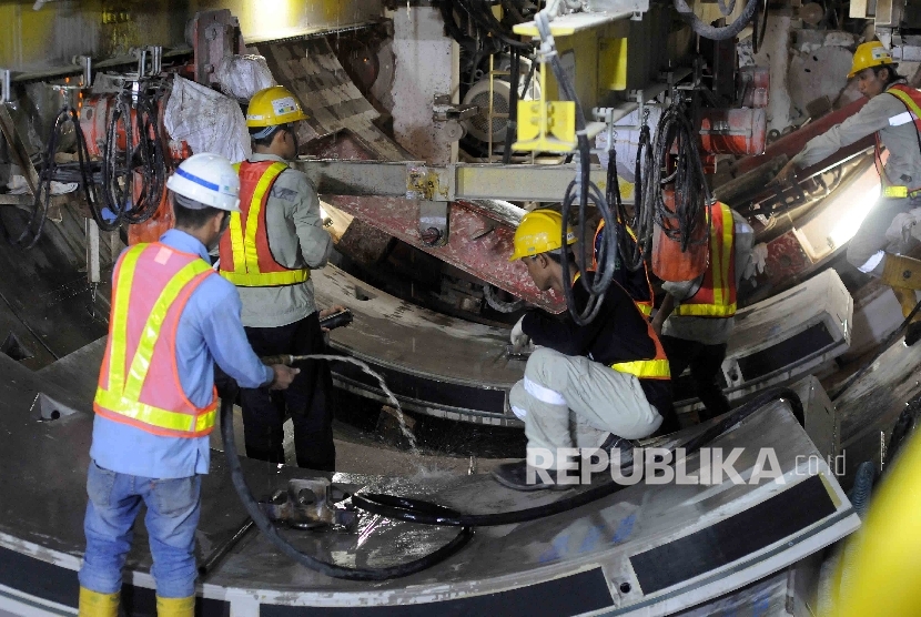 Pekerja melakukan pengeboran pada proyek terowongan Mass Rapid Transit (MRT) di kawasan Senayan, Jakarta, Kamis (21/1).