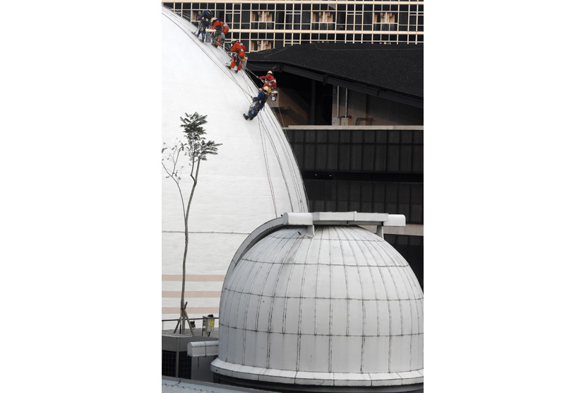 Pekerja melakukan pengecatan kubah Planetarium di Taman Ismail Marzuki (TIM), Cikini, Jakarta Pusat, Kamis (7/7/2022). 