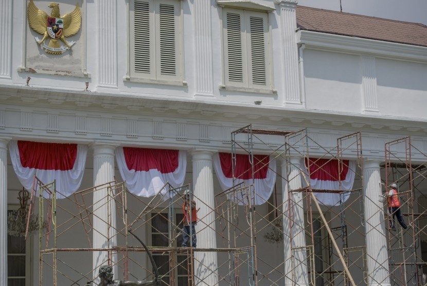 Pekerja melakukan pengecatan ulang dinding dan pilar Istana Negara di Kompleks Istana Kepresidenan, Jakarta, Selasa (12/8). 