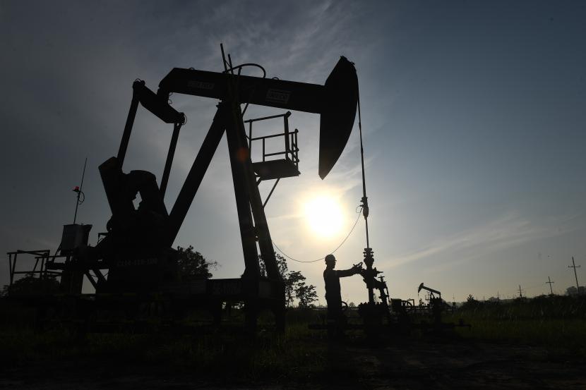 Pekerja melakukan pengecekan pompa angguk yang beroperasi di Lapangan Duri, yang merupakan salah satu lapangan injeksi uap terbesar di dunia di Blok Rokan, Riau, Jumat (19/8/2022). PT Pertamina Hulu Rokan (PHR) menanggapi insiden kecelakaan kerja dengan serius dan melaksanakan proses investigasi bersama para pemangku kepentingan seperti SKK Migas Sumbagut, Ditjen Migas ESDM, Disnaker Riau dan Kepolisian Daerah Provinsi Riau.