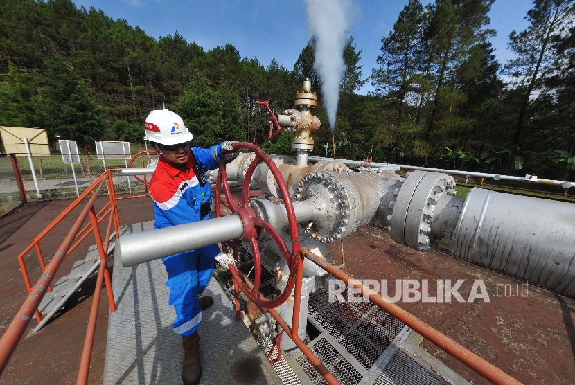 Pekerja melakukan pengecekan sumur KMJ-51 di Pertamina Geothermal Energy (PGE) Area Kamojang, Jawa Barat, Rabu (18/10).