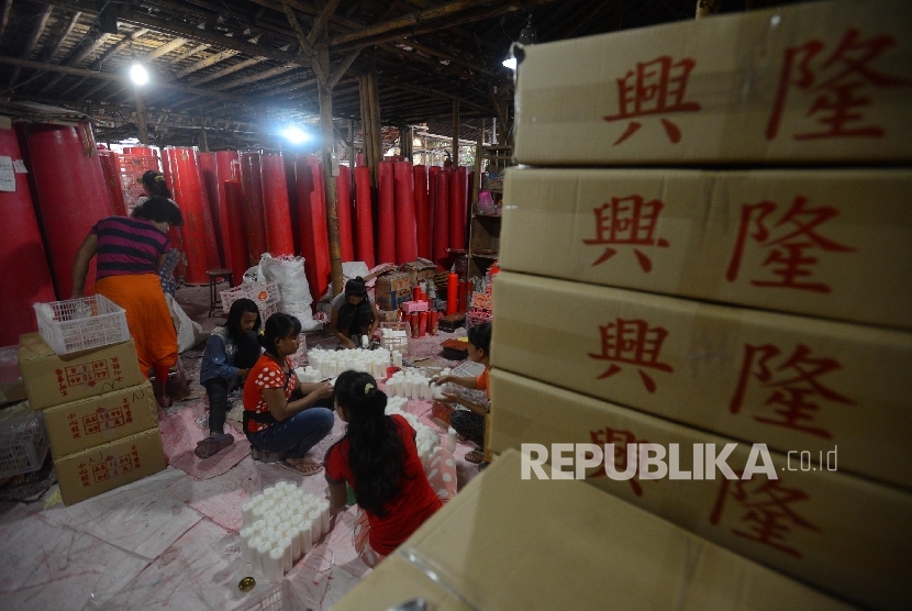  Pekerja melakukan pengepakan pada lilin yang telah diproduksi untuk perayaan Imlek di Teluk Naga, Tangerang, Banten, Kamis (28/1).