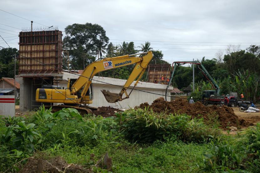Pekerja melakukan pengerjaan konstruksi Jalan Tol Yogyakarta-Bawen Seksi 1 di Tirtoadi, Mlati, Sleman, D.I Yogyakarta, Rabu (25/10/2022).