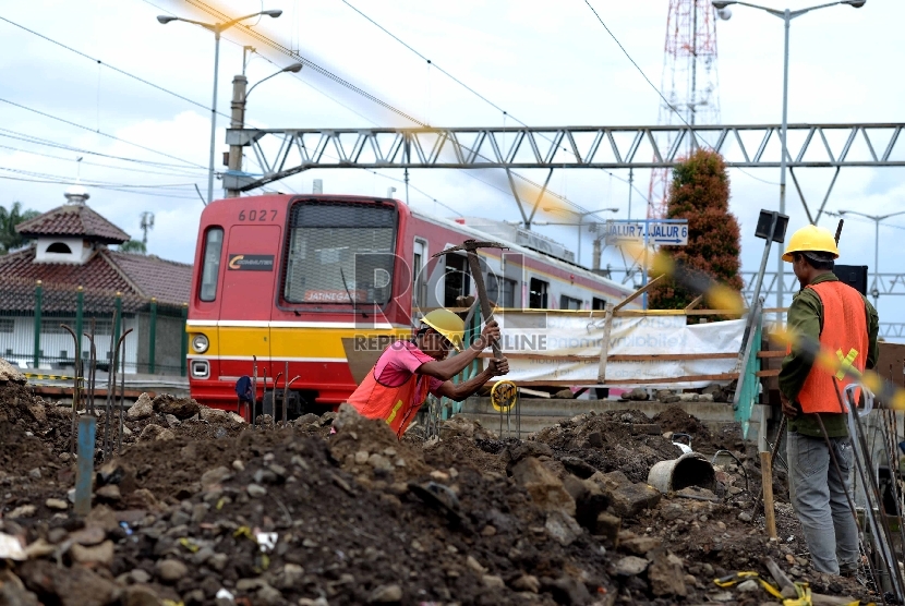 Pekerja melakukan pengerjaan pemanjangan peron di Stasiun Bogor, Jawa Barat, Rabu (16/12).   (Republika/Wihdan)