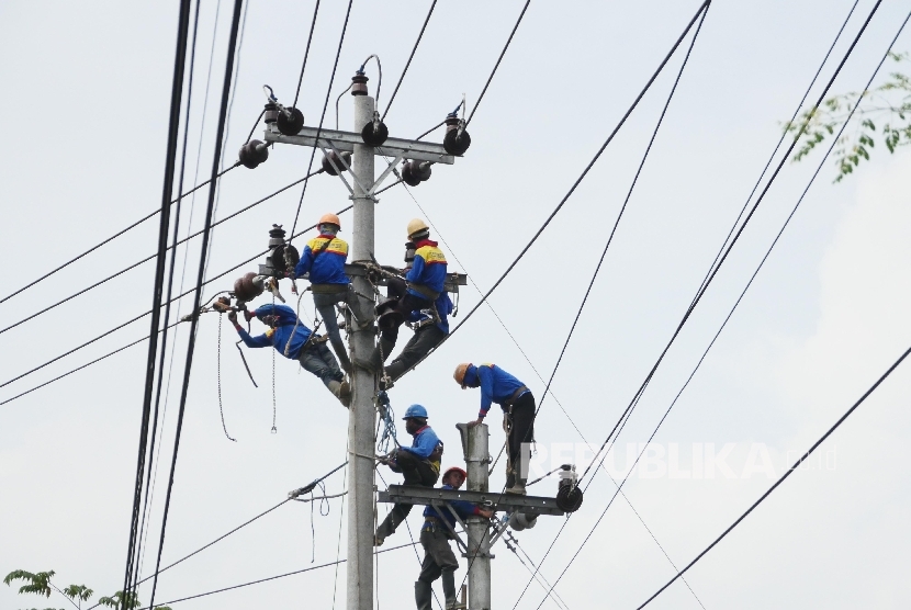 Pekerja melakukan pengerjaan perawatan dan peninggian jaringan kabel listrik PLN di Gombong, Jawa Tengah, Selasa (18/7).