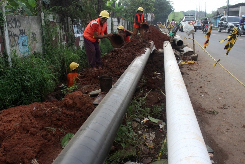 Pekerja melakukan penggalian jalur jaringan gas Perusahaan Gas Negara (PGN) di Jalan Raya Narogong, Bekasi, Jawa Barat, Rabu (20/7).