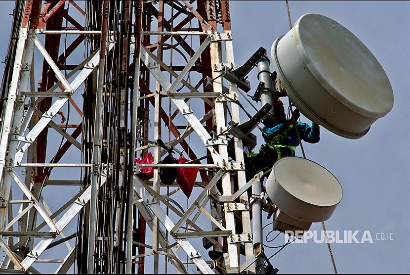 Pekerja melakukan penggantian antena pada menara BTS Telkomsel (ilustrasi). Sepanjang 2023, Telkomsel melanjutkan proses peningkatan/pengalihan (upgrade) layanan jaringan 3G ke 4G/LTE yang menargetkan 300 kota/kabupaten, termasuk 40 kota/kabupaten di wilayah Kalimantan.