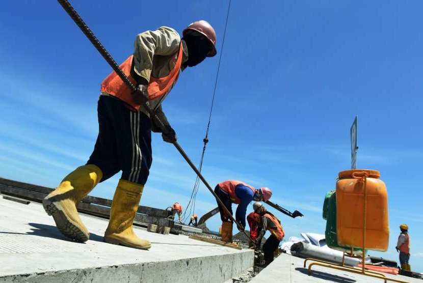 Pekerja melakukan penyelesaian pembangunan Makassar New Port di Makassar, Sulawesi Selatan, Jumat (5/10).