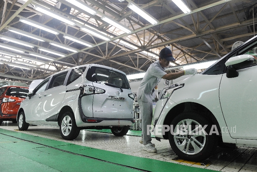 Pekerja melakukan perakitan mobil Toyota All New Sienta di pabrik Karawang 2, Jawa Barat, Senin (25/7). 