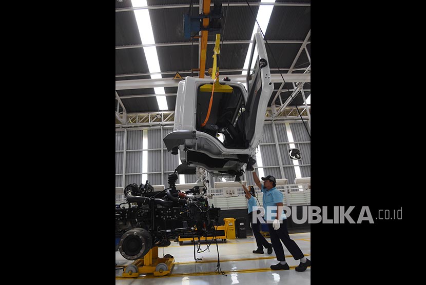 Pekerja melakukan perakitan truk Axor Mercedes-Benz 2528C di Wanaherang, Bogor, Selasa (29/8). Axor 2528C hadir dengan mesin enam silinder dan basis roda 4,2 meter sehingga memungkinkan untuk membawa muatan sebesar 20 ton. 