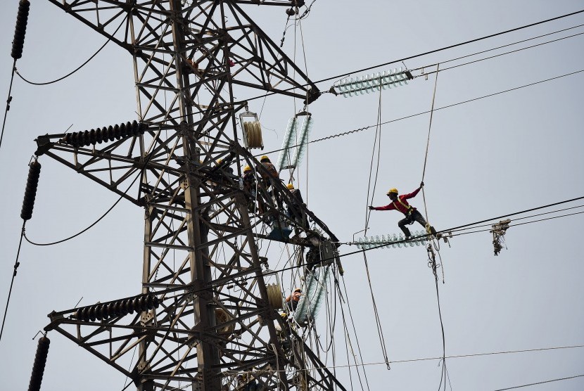 Pekerja melakukan perawatan dan perbaikan kabel Saluran Udara Tegangan Extra Tinggi (SUTET). Akibat gangguan listrik terjadi pemadaman di Cilacap, Banyumas, Kebumen, Purbalingga