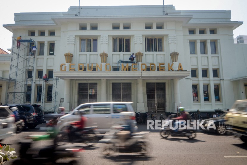 Pekerja melakukan perawatan Gedung Merdeka yang merupakan salah satu bangunan Cagar Budaya di Bandung, Jawa Barat, Rabu (10/7/2019). 