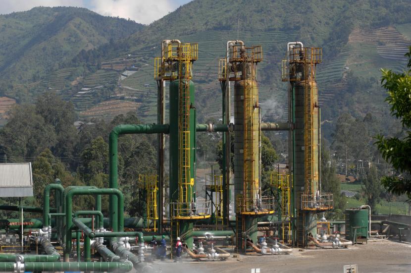 Pekerja melakukan perawatan instalasi sumur Geothermal atau panas bumi PT Geo Dipa Energi di kawasan dataran tinggi Dieng Desa Kepakisan, Batur, Banjarnegara, Jawa Tengah, Rabu (19/8/2020).