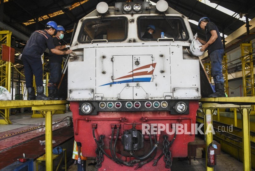 Pekerja melakukan perawatan lokomotif kereta api sebagai salah satu persiapan menghadapi Lebaran, di Depo Lokomotif PT KAI, Kota Bandung, Kamis (16/5).