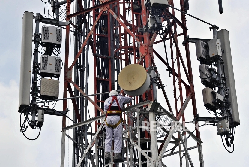 Pekerja melakukan perawatan menara Base Transceiver Station (BTS) milik Tower Bersama di Jakarta. ilustrasi