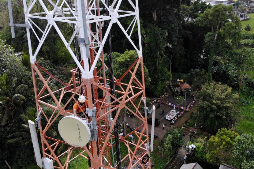 Pekerja melakukan perawatan menara (tower) telekomunikasi milik PT Tower Bersama Infrastructure Tbk di kawasan Ubud, Gianyar, Bali, Rabu (27/7/2022). PT Tower Bersama Infrastructure Tbk terus melakukan perawatan rutin terhadap infrastruktur menara telekomunikasi di Pulau Dewata guna mendukung sektor pariwisata termasuk mendukung kelancaran telekomunikasi selama pelaksanaan KTT G20 di Bali. 