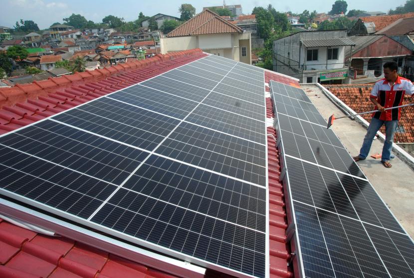 Pekerja melakukan perawatan pada panel surya atap sebuah toko di Kelurahan Empang, Kota Bogor, Jawa Barat, Sabtu (14/5/2022) (ilustrasi). Perusahaan energi surya ATW Solar berkomitmen untuk ikut kontribusi dalam mempercepat pemanfaatan dan persebaran penggunaan energi surya di Indonesia.