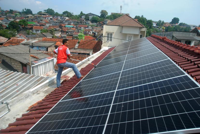 Pekerja melakukan perawatan pada panel surya atap di Kota Bogor, Jawa Barat, Sabtu (14/5/2022).