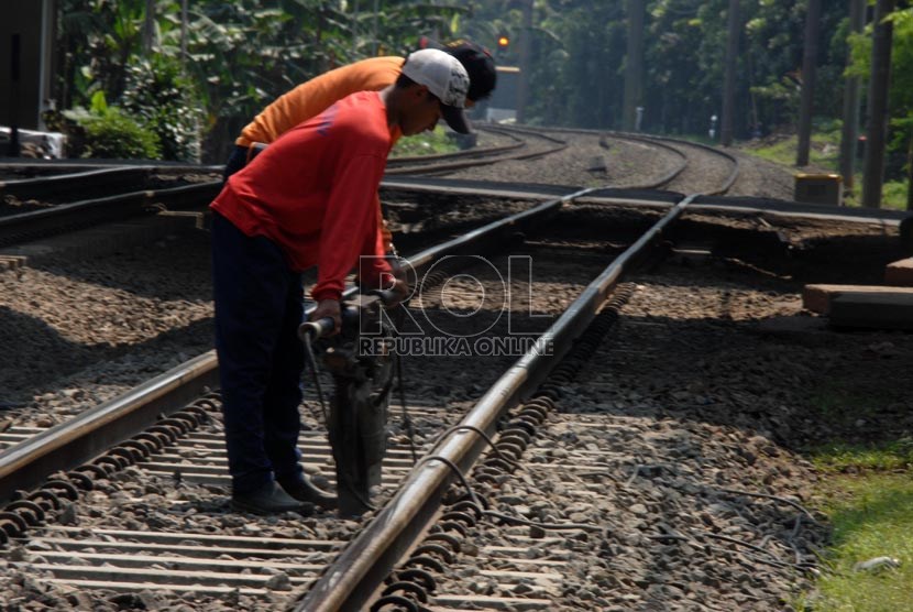  Pekerja melakukan perawatan rel kereta api yang menghubungkan Jakarta-Depok di jalur Lenteng Agung, Jakarta Selatan, Jumat (19/7).    (Republika/Rakhmawaty La'lang)
