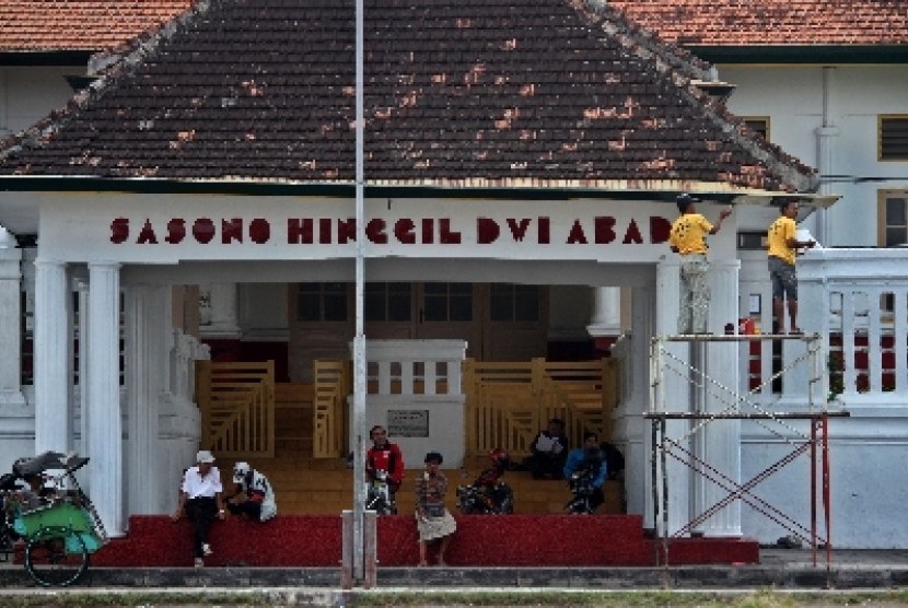 Pekerja melakukan perawatan Sasana Hinggil Dwi Abad di Kompleks Kraton Yogyakarta, Alun-Alun Selatan, Yogyakarta, Senin (22/7). Perawatan Bangunan Cagar Budaya (BCB) tersebut selain untuk melestarikan keberadaan bangunan.