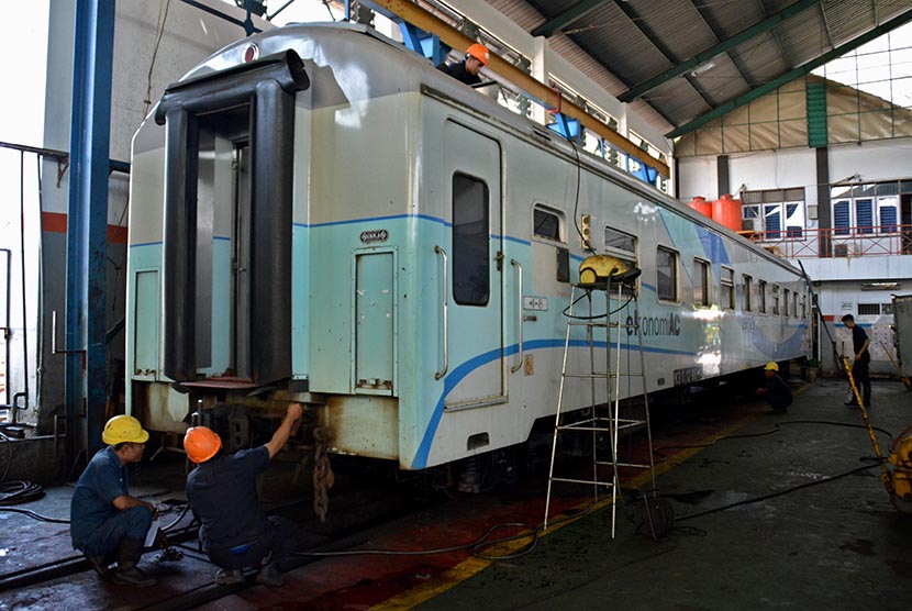 Pekerja melakukan perawatan sistem rem dan sistem pendingin ruangan pada gerbong kereta api kelas ekonomi, di Depo Kereta Poncol Semarang, Jateng, Senin (6/7). (Antara/R. Rekotomo)