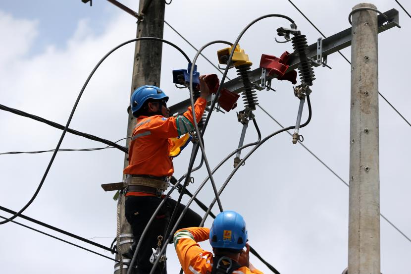 Pasokan listrik pada sistem Jawa-Bali menjelang Hari Raya Idulfitri 1442 H aman dan cukup. (Foto ilustrasi pekerja melakukan perawatan listrik)