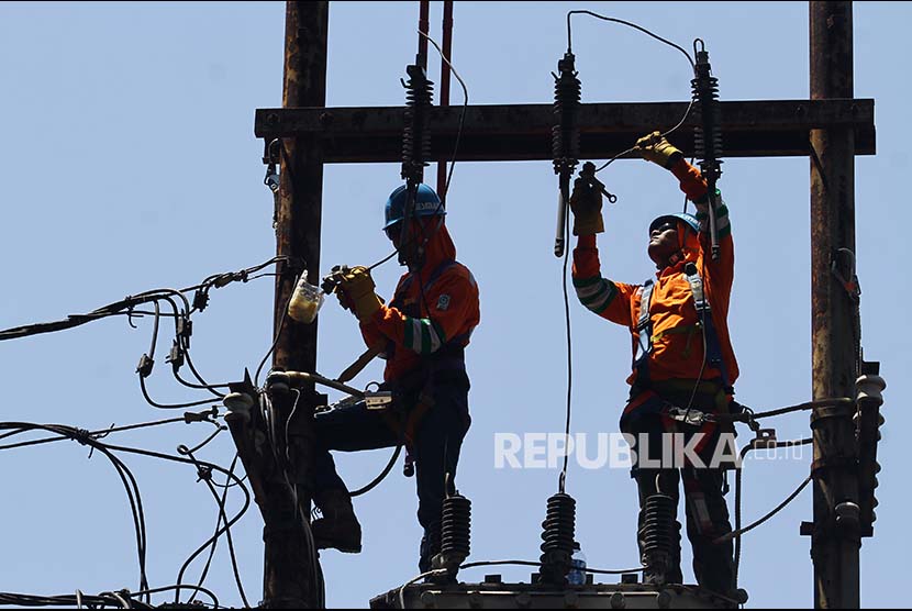 Pekerja melakukan perbaikan jaringan listrik rumah tangga di Malang, Jawa Timur, Senin (28/8). Pemerintah membatalkan rencana kenaikan tarif dasar listrik untuk pelanggan golongan 900 Volt Ampere.