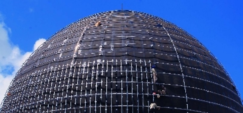 Pekerja melakukan perbaikan kubah masjid Alfatah Ambon, Maluku, Rabu (23/11). Masjid Alfatah digunakan sebagai arena utama MTQ tingkat Nasional XXIV di Ambon Juni 2012. 