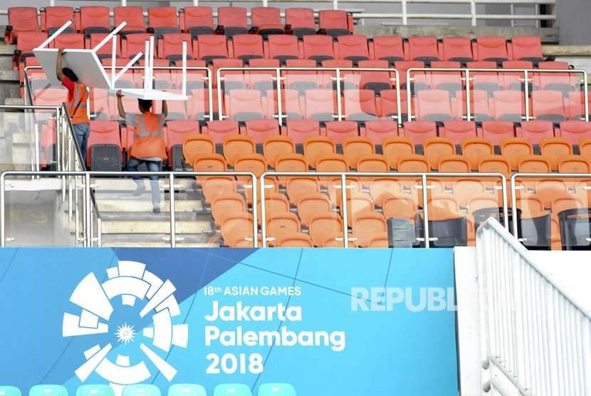 Pekerja melakukan persiapan jelang pertandingan sepak bola Asian Games 2018 di Stadion Pakansari, Cibinong, Kabupaten Bogor, Jawa Barat, Senin (6/8).